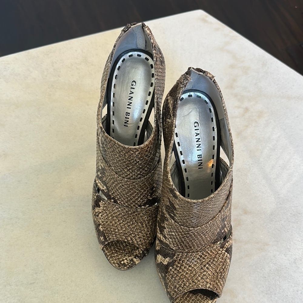 Gianni Bini Brown Snakeskin Heels
